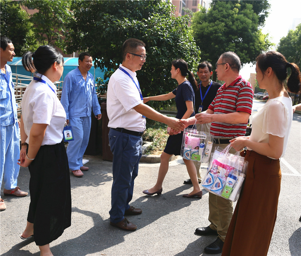 0726高溫慰問(wèn)城投公司大居物業(yè)站1