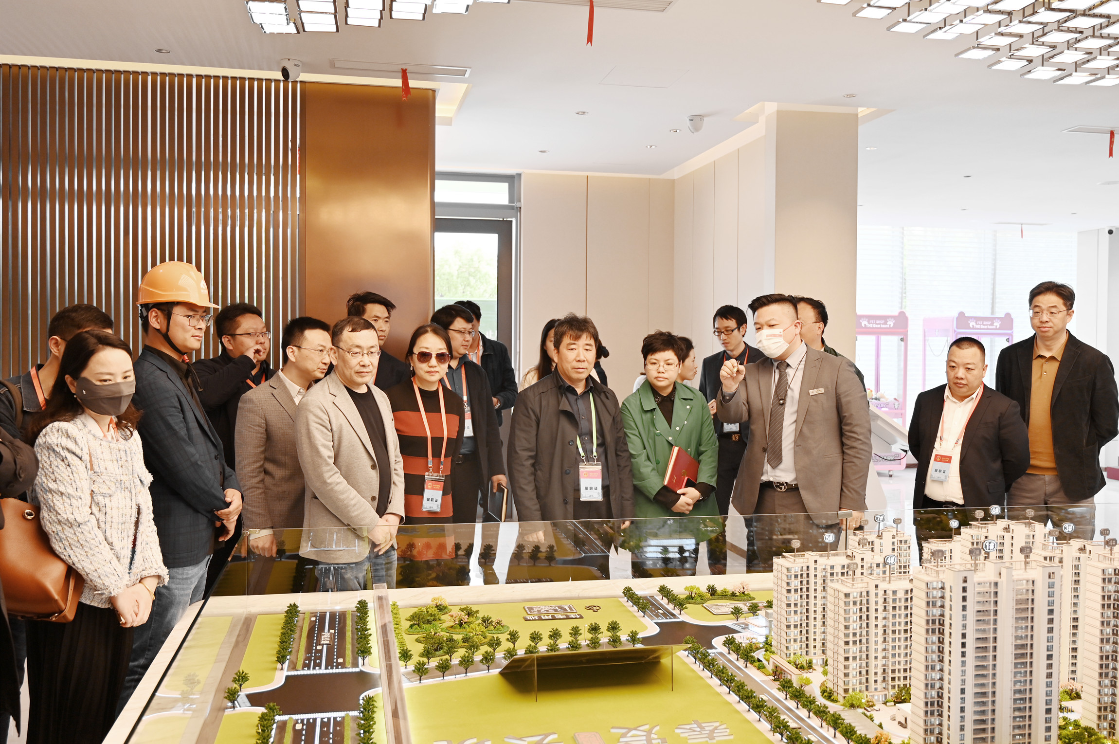 南橋鎮(zhèn)人大代表參觀奉發(fā)·云境營銷中心