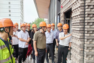 集團(tuán)領(lǐng)導(dǎo)視察奉發(fā)古華庭項(xiàng)目