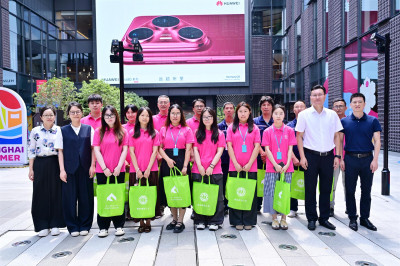 “夏送清涼”關(guān)懷鼓干勁